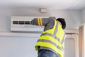Beim Einbau einer Klimaanlage sollte meist ein Fachmann ran. Foto jopanuwatd via Twenty20