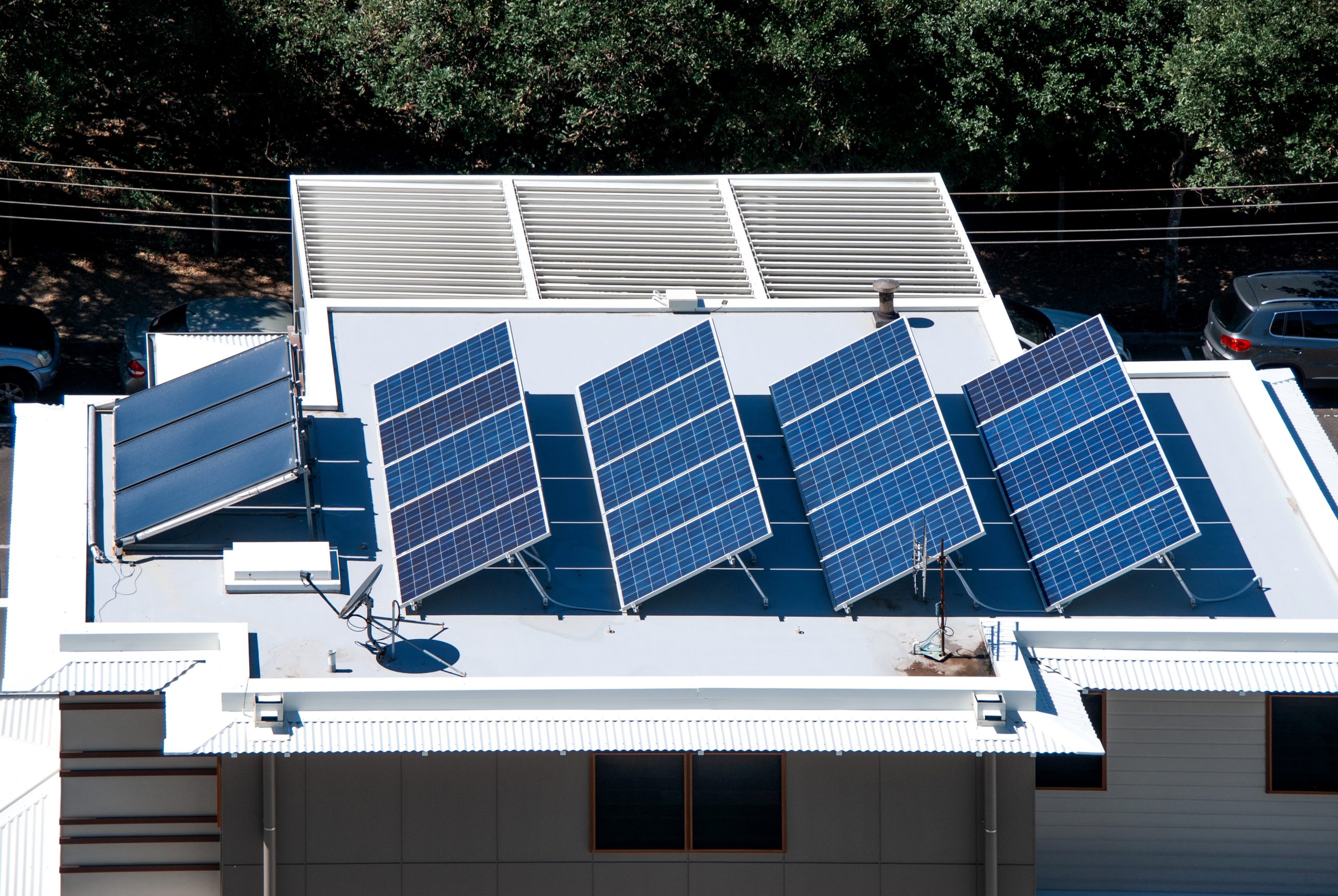 Das Terrassendach kann zum Stromlieferanten werden und so Geld sparen und die Umwelt schonen. Foto marowl via Envato
