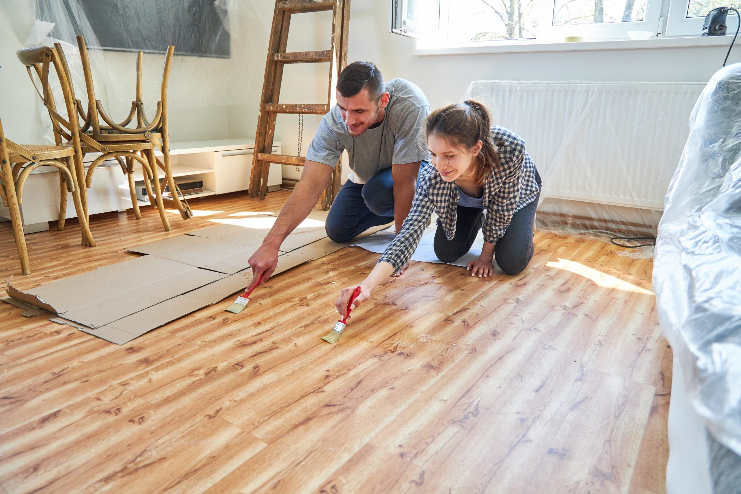 Den Holzboden kann man auch selbst lackieren. Aber besser sollte das ein Fachmann machen. Foto: © Robert Kneschke / stock adobe