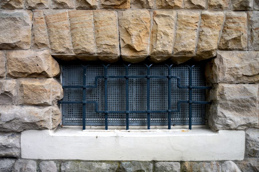 Der Einbruchschutz für die Kellerfenster sollte besonders sicher sein.