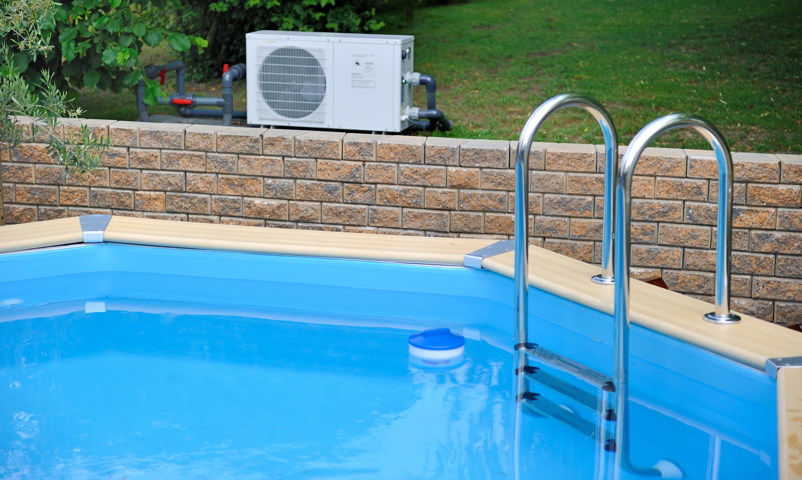 Der Pool im eigenen Garten lässt sich prima mit einer Wärmepumpe beheizen. Foto: ©asaflow / stock adobe