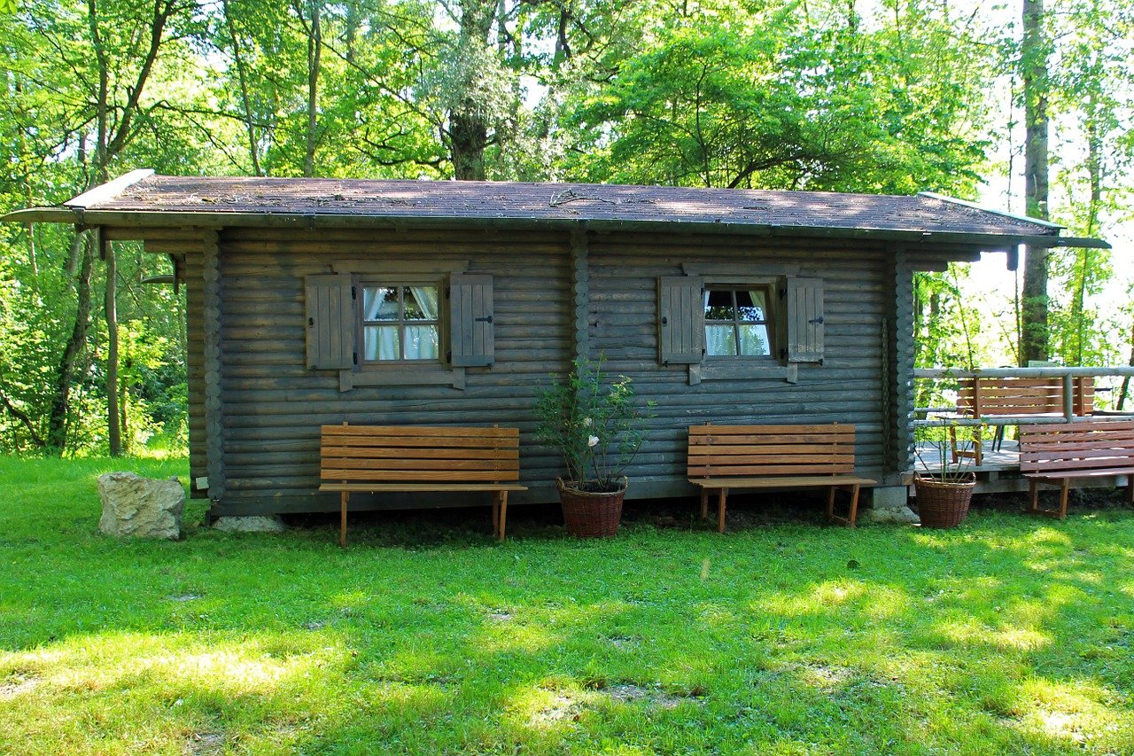 Ein Gartenhaus aus Holz bietet Wärme und Geborgenheit. Foto Antranias via pixabay