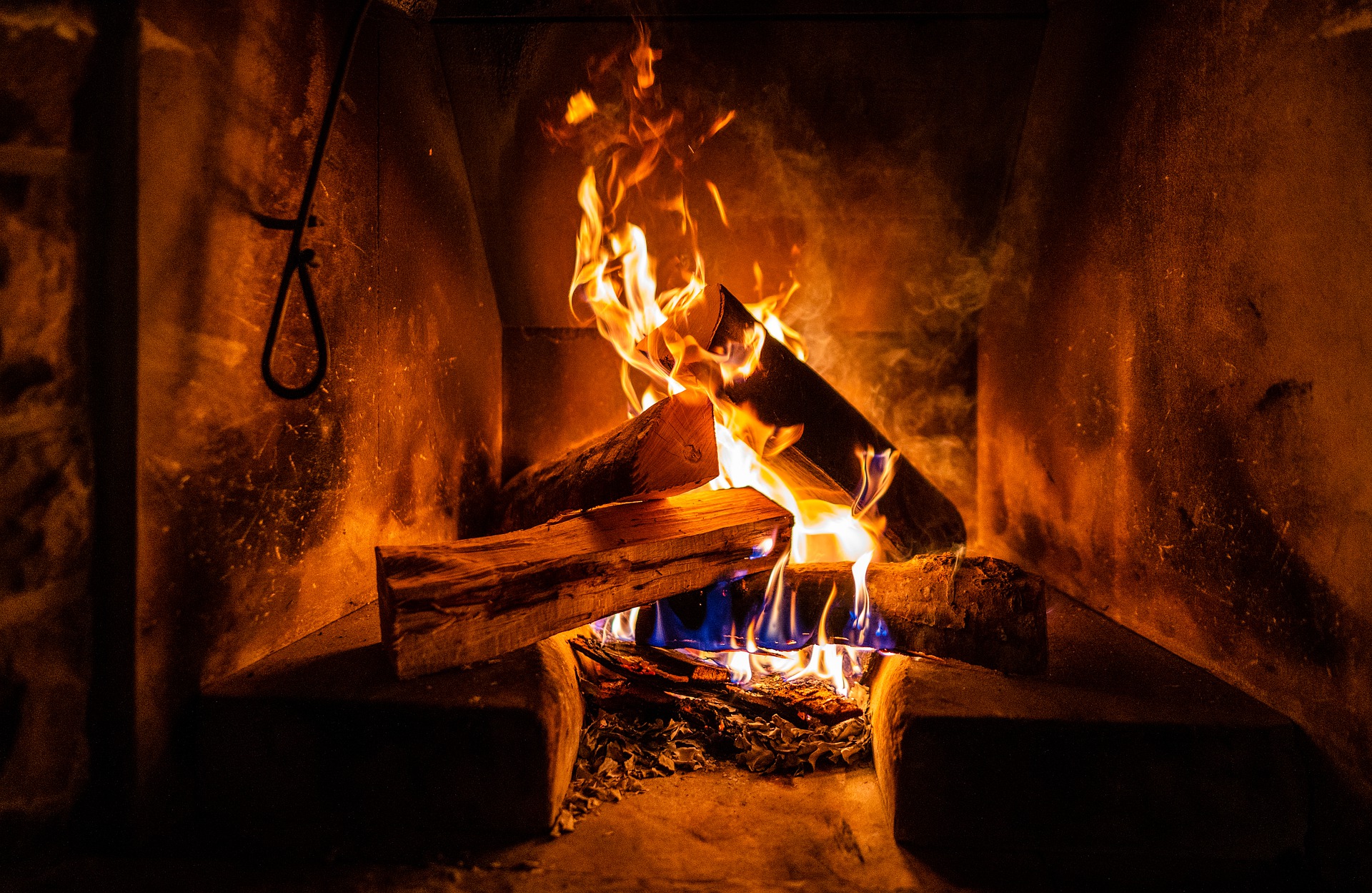 Ein Holz-Kaminofen spendet Wärme und gibt Geborgenheit.