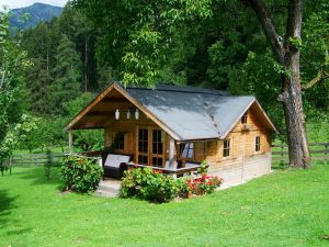 Ein Holzhaus kann eine gute Investition sein. Foto ArmbrustAnna via pixabay