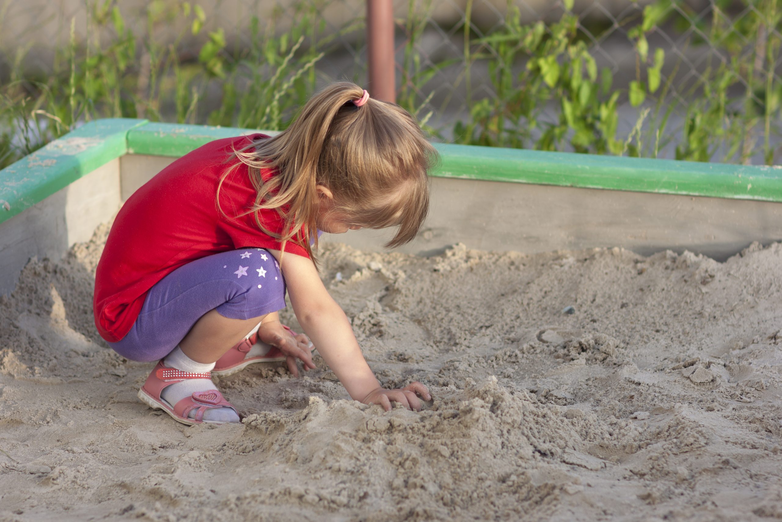 Ein Sandkasten im Garten zu bauen ist sehr einfach. Foto bilanol via Envato
