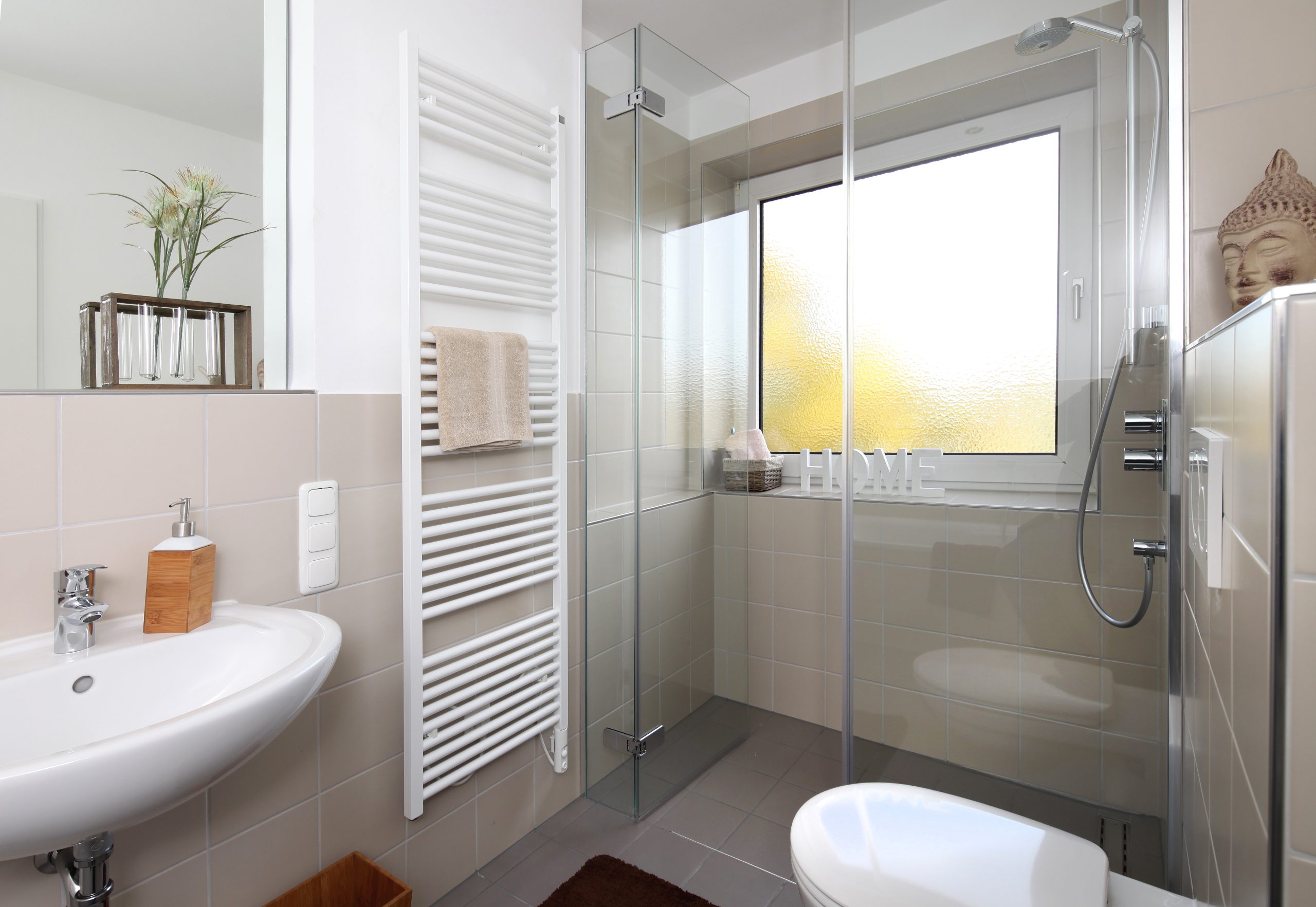 Eine Heizung sollte zum Design des Badezimmers passen und sich harmonisch integrieren lassen. Foto © Jörg Lantelme stock adobe