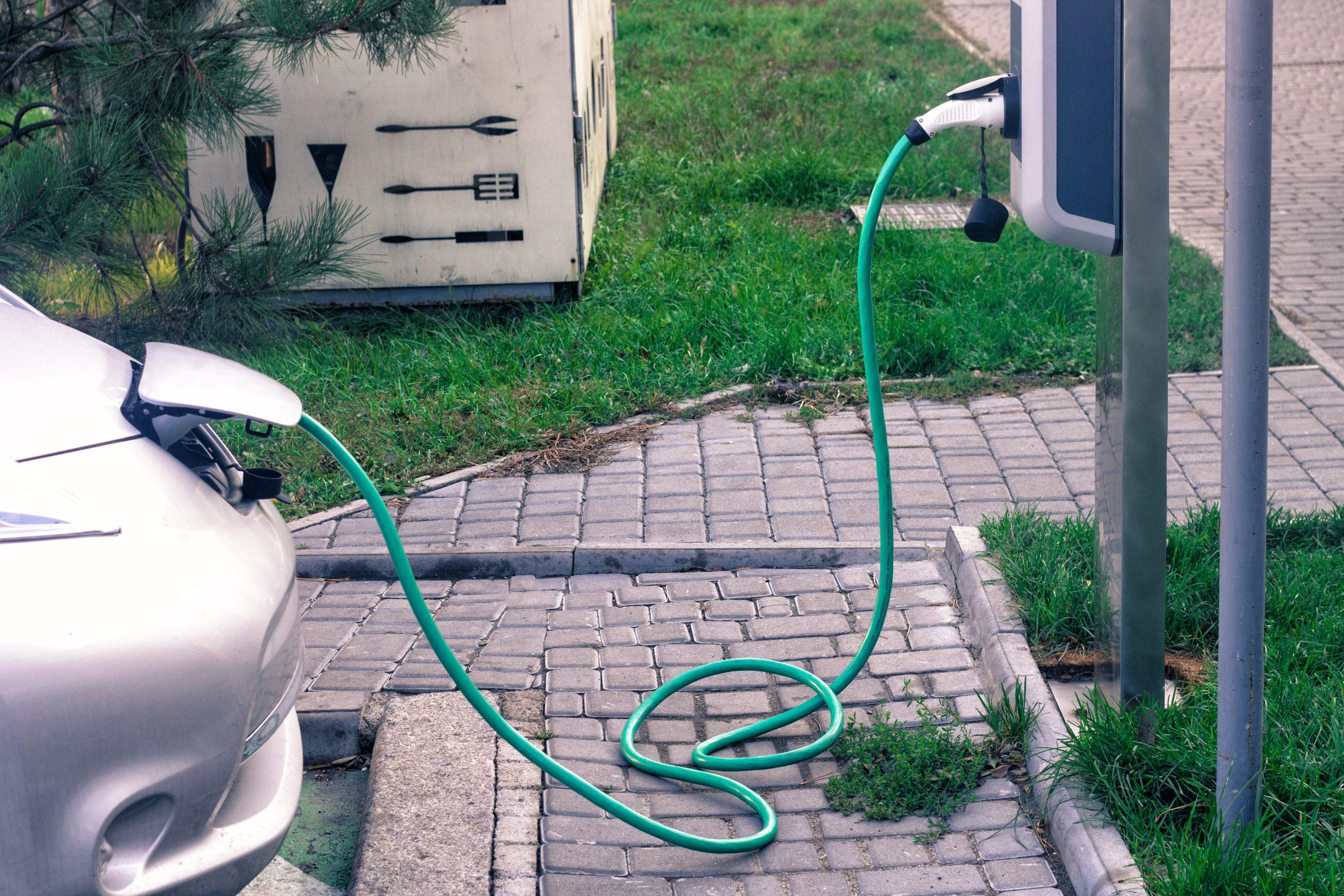 Eine Ladestation für das Elektroauto lässt sich zuhause oft einfach installieren. Foto: Igor_Kardasov via Evato
