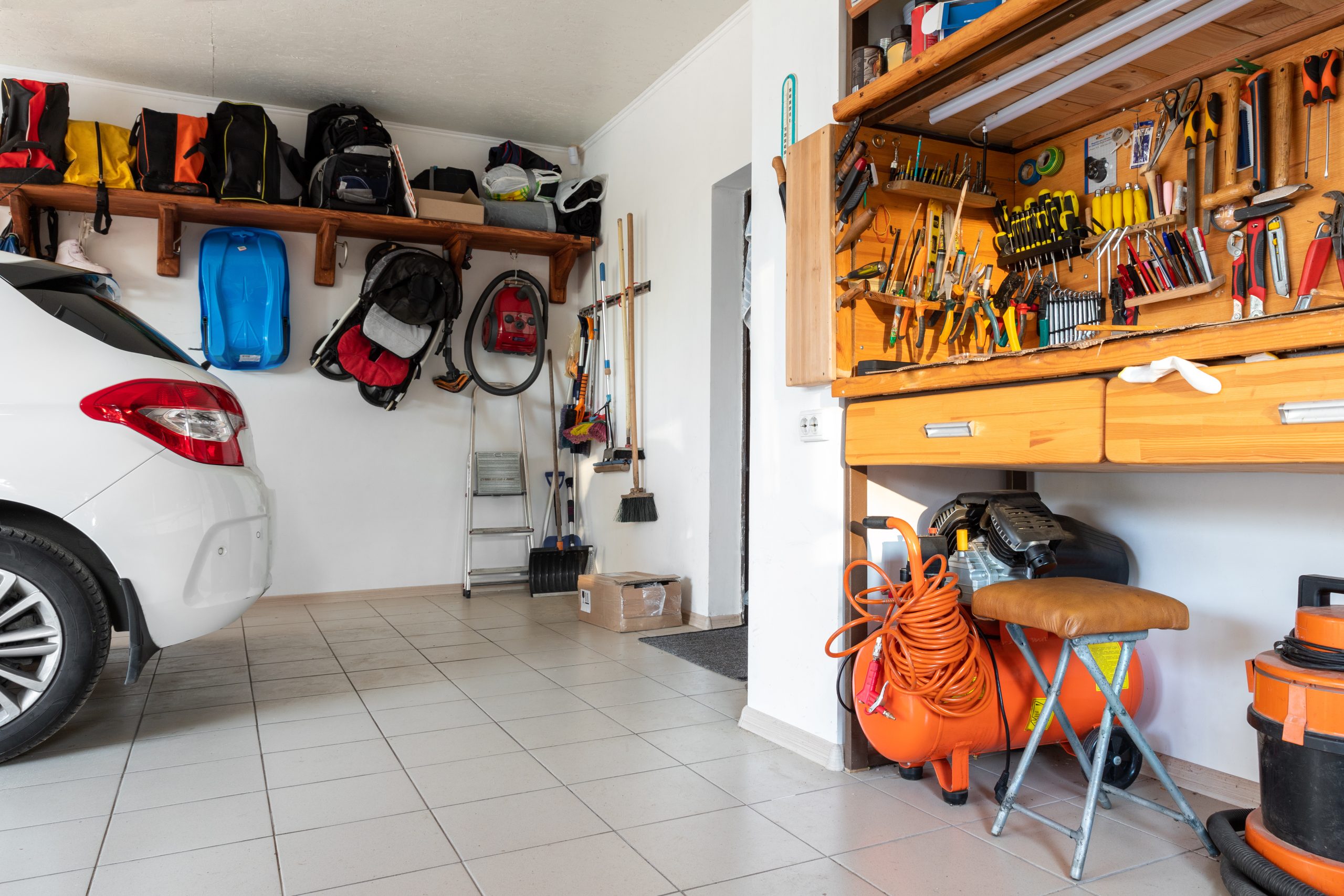 Eine entrümpelte und vorbildlich aufgeräumte Garage. Foto © Kirill Gorlov stock adobe