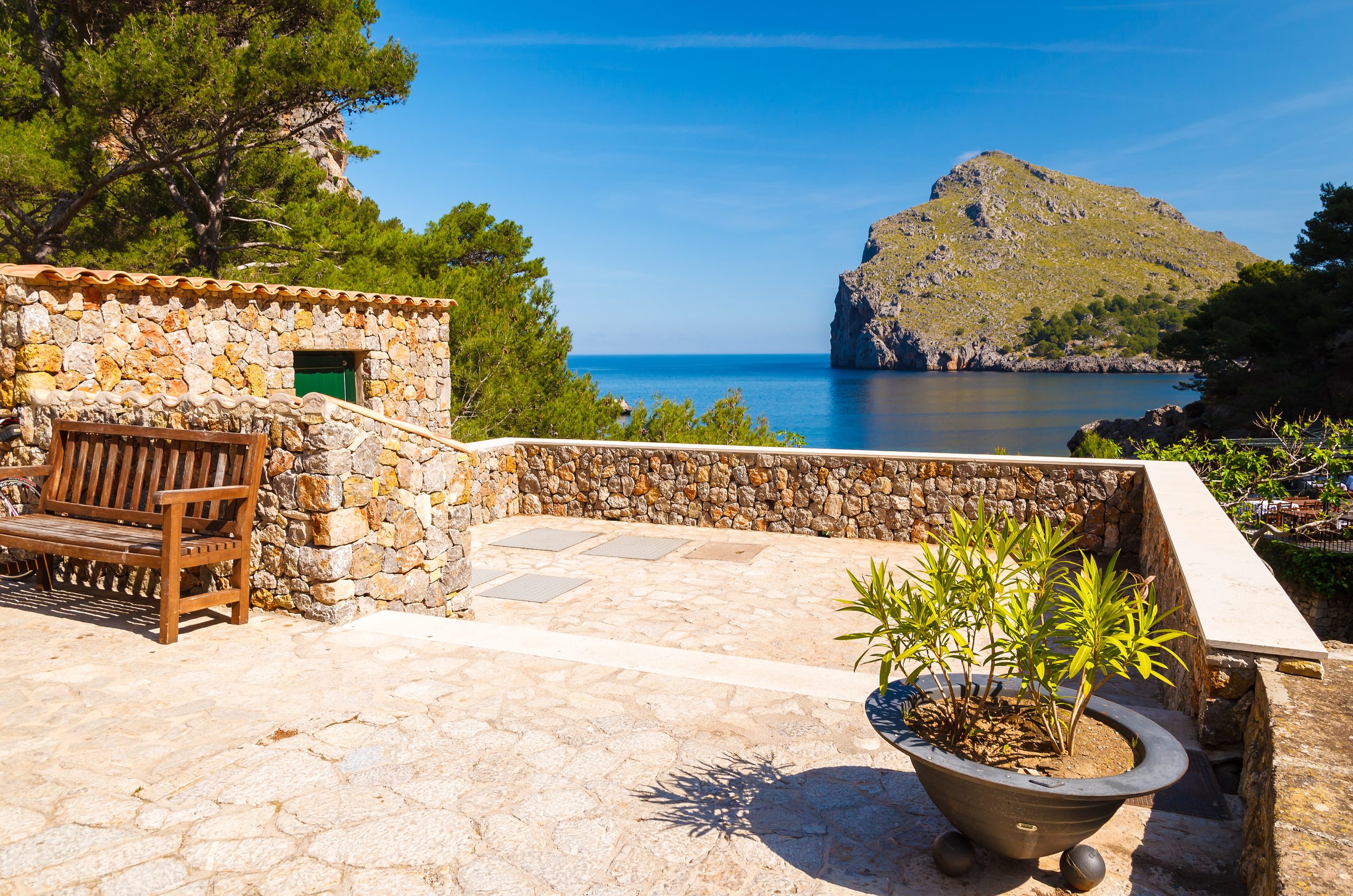 Eine mediterrane Terrasse wie im Bilderbuch. Foto: © pkazmierczak / stock adobe