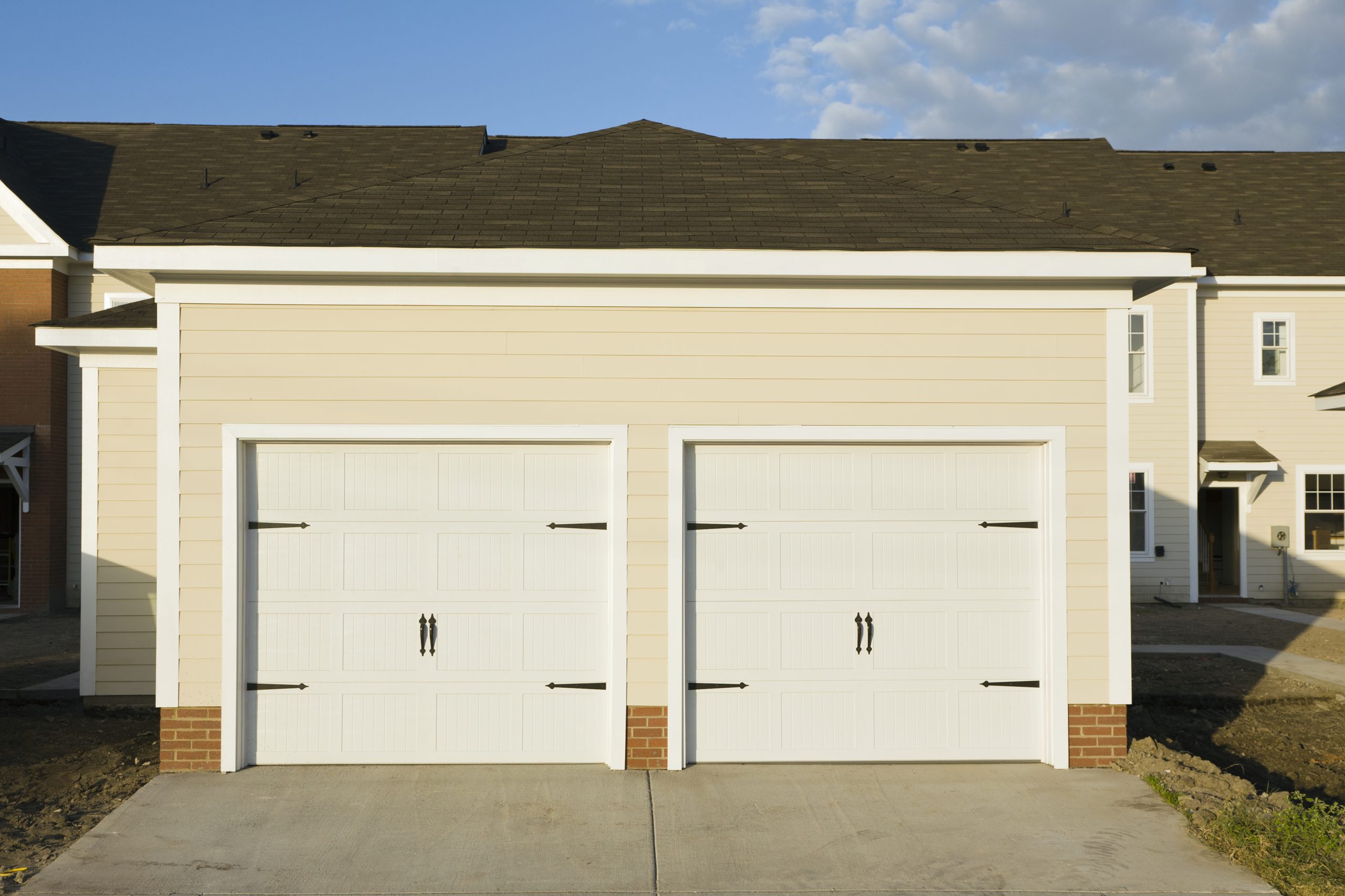 Garage oder Carport – was bietet mehr Vorteile. Foto Mint_Images via Envato