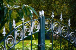Gartenzäune aus Metall sind oft mit Ornamenten versehen. Foto eef89 via Twenty20