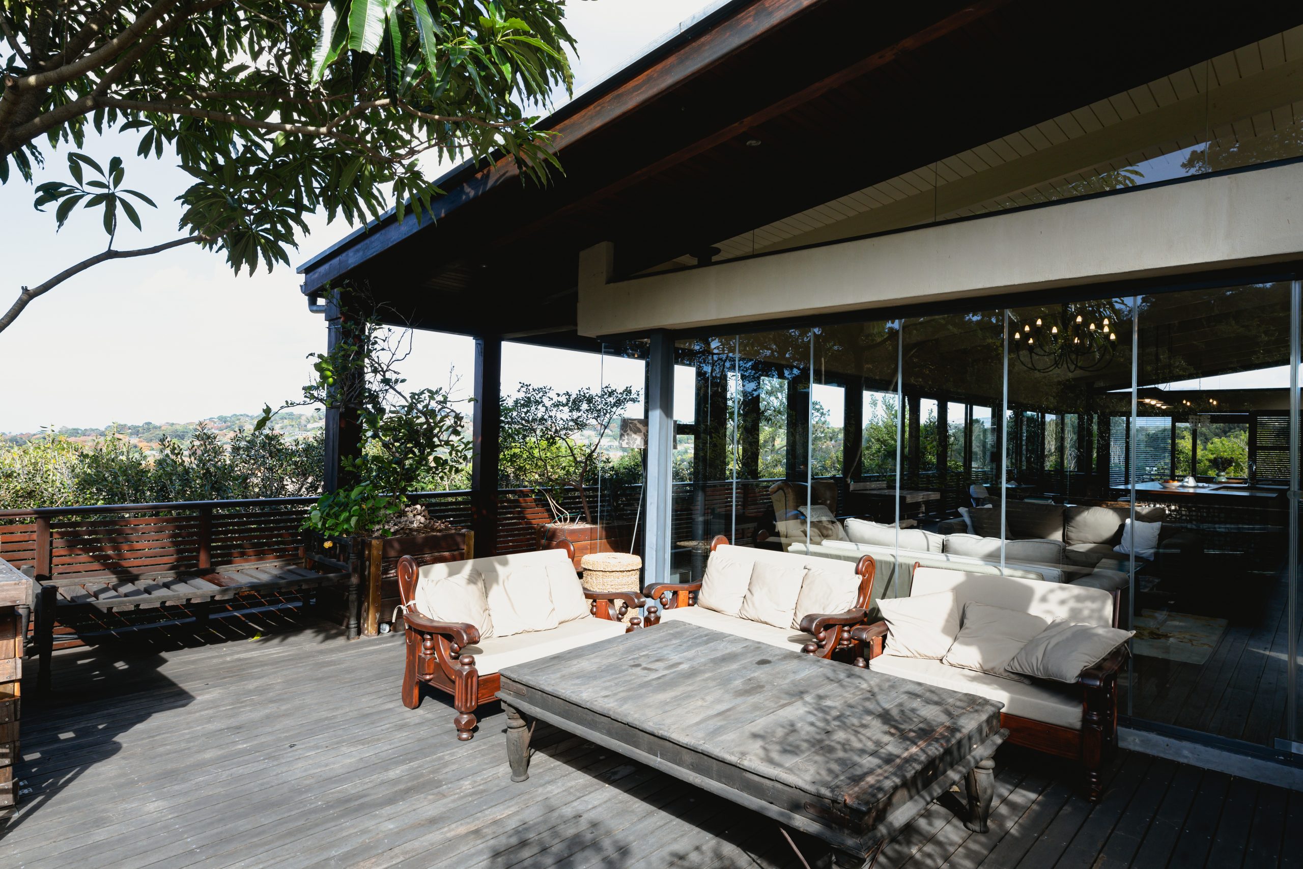 Manchmal kostet es viel Geld, aus Garten und Terrasse einen weiteren Wohnraum zu machen. Foto Wavebreakmedia via Envato