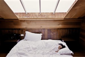 Schlafen mit oder ohne Kissen, was ist gesünder?