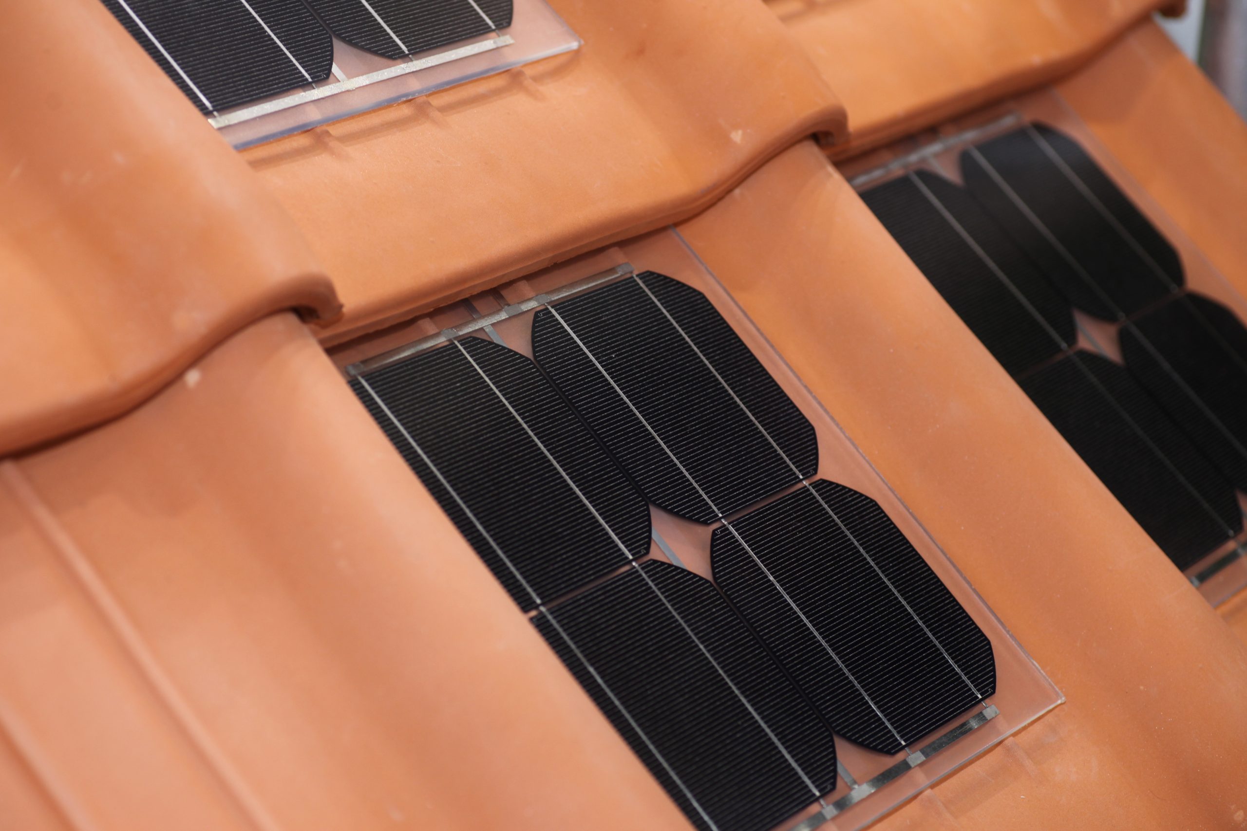 Solarziegel können in das Gesamtbild eines Hauses integriert werden. Foto: © Luftbildfotograf /stock adobe