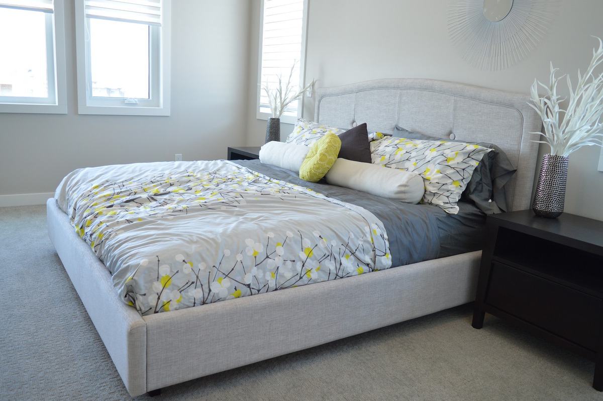 Über das richtige Bettwäsche Set entscheiden nicht nur Muster und Farbe. Bild ErikaWittlieb@pixabay.com.