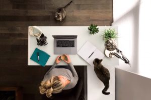 Überschaubar und minimalistisch – Home Office auf das Wesentliche reduziert. Foto: walton_dana121 via Twenty20