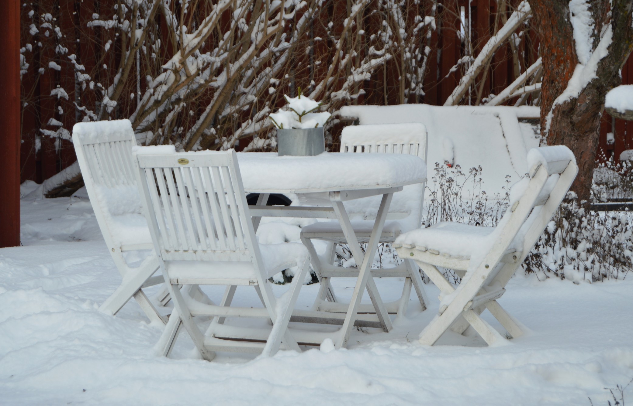 Vor dem ersten Frost gilt es, den Garten mit Gartenmöbeln und Pflanzen winterfest zu machen. Foto: Jr.Md via Twenty