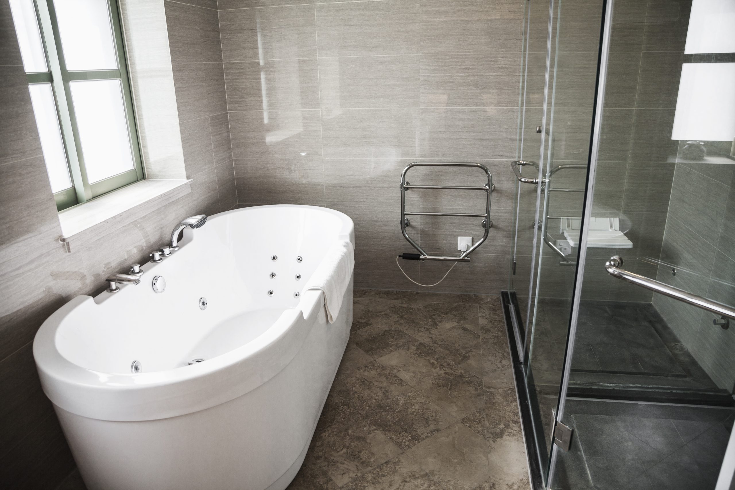 Modernes Badezimmer mit stylischer Duschabtrennung. Foto: XiXinXing via Envato